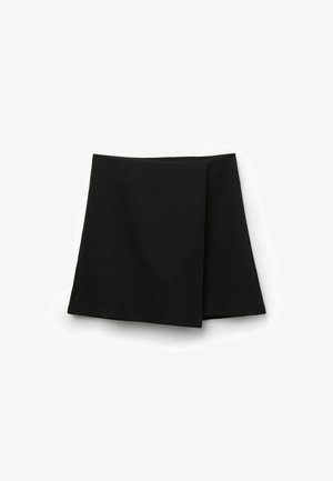 Jupe mini noire fabriquée dans un matériau doux, arborant un design portefeuille avec un ourlet sans couture et une taille visible pour une finition soignée.