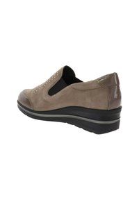Scarpa slip-on in suede marrone con pannelli laterali elastici, punta lucida, design perforato e suola texture nera per una migliore aderenza.