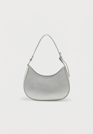 Bolsa de mão em imitação de couro prateado com forma curva, alça curta ajustável e textura suave, apresentando detalhes de costura mínimos.