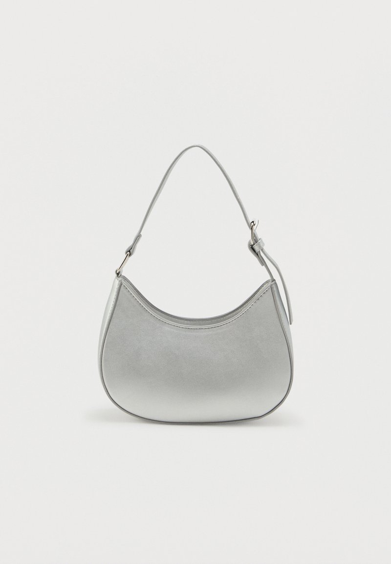 Sudraba mākslīgās ādas soma ar izliekta formu, īsu regulējamu siksnu un gludu tekstūru, kurai ir minimāla šuvju detaļa.