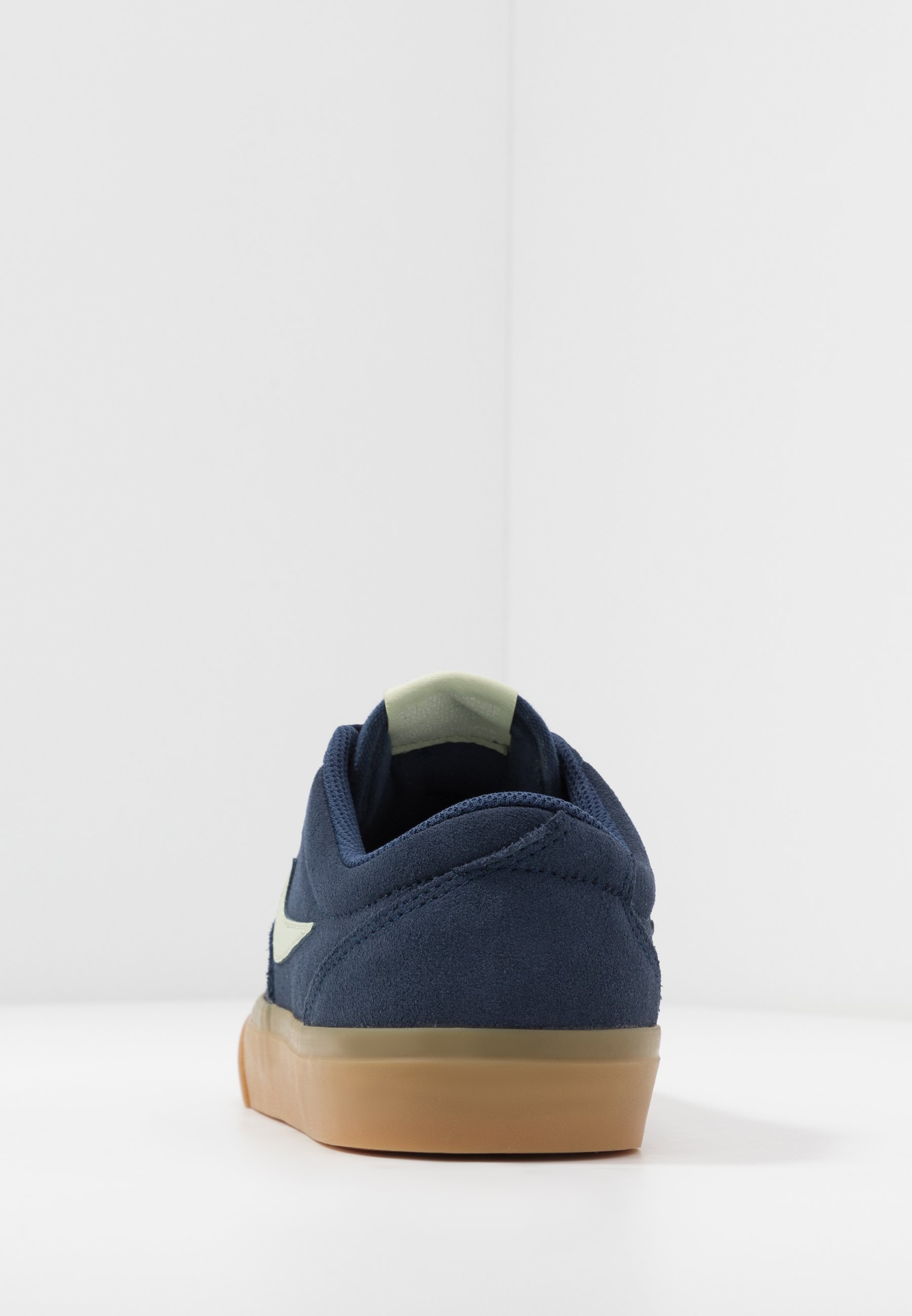 chaussure de skateboard nike sb charge suede chaussure de skateboard nike sb charge suede