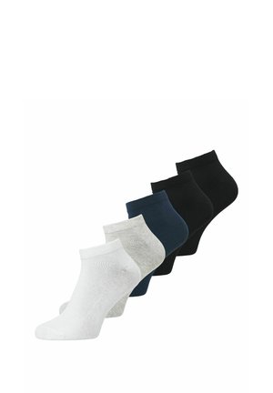 Fünf Paar Knöchelsocken in Weiß, Hellgrau, Marineblau, Dunkelgrau und Schwarz, in einer diagonalen Reihe angeordnet.