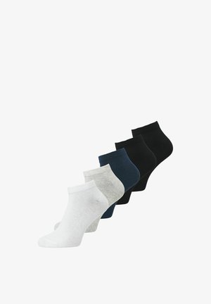 Fünf Paar Knöchelsocken in Weiß, Hellgrau, Marineblau, Dunkelgrau und Schwarz, in einer diagonalen Reihe angeordnet.