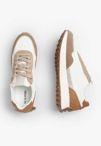 Białe i beżowe sneakersy z teksturą z zamszu i skóry. Okrągły kształt, sznurowane z przodu, gumowa podeszwa z wzorami antypoślizgowymi oraz branding wewnątrz.