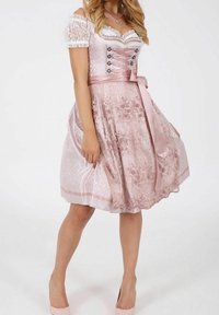 Robe rose et ivoire avec manches en dentelle, devant à lacets et ruban en satin. Présente une broderie florale et des motifs de tissu texturés.