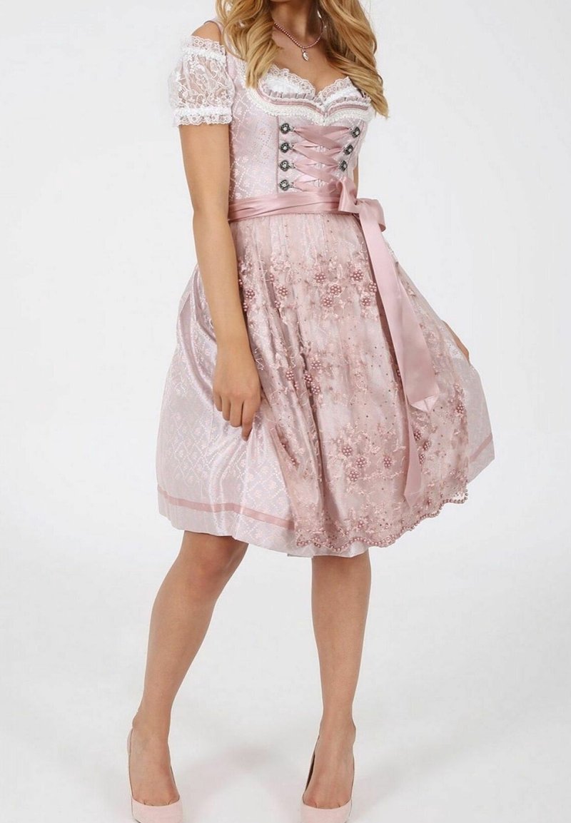 Robe rose et ivoire avec manches en dentelle, devant à lacets et ruban en satin. Présente une broderie florale et des motifs de tissu texturés.