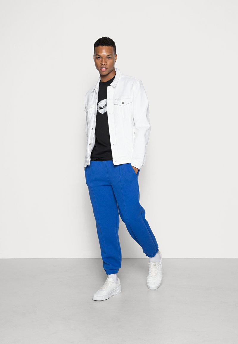Herren Trainingsanzüge | NORTH HILL PARIS HERMEL JOGGER Jogginghose blue/blau - SV40985 Herren Trainingsanzüge | NORTH HILL PARIS HERMEL JOGGER Jogginghose blue/blau - SV40985