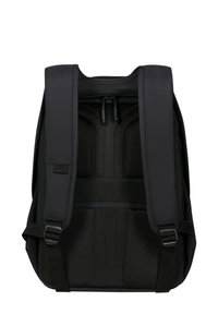 Zaino nero con schienale in rete imbottita, spallacci regolabili e chiusura con zip. Presenta una tasca esterna e un tessuto resistente.