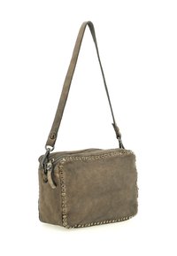 Borsa a mano in pelle marrone di forma rettangolare, con dettagli borchiati lungo i bordi e chiusura con cerniera. Tracolla sottile regolabile.