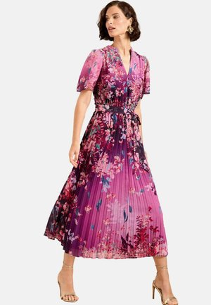 Robe midi florale dans des tons de rose et de violet, présentant un tissu plissé, des manches courtes bouffantes, une taille cintrée et un détail de ceinture à nouer.