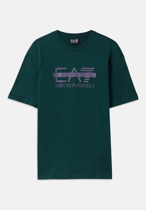 Mörkgrön bomull t-shirt med en lila logotryck "EA7 Emporio Armani" över bröstet. Klassisk rundhals och korta ärmar.