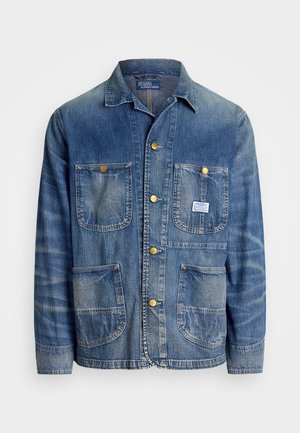 Veste en denim bleu clair avec une fermeture à boutons, quatre poches et un col classique. Présente des boutons dorés et une texture délavée.