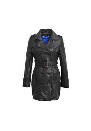 Trench coat in pelle nera con bottoni doppiopetto, vita con cintura, alamari sulle spalle e una texture liscia. Presenta una fodera interna blu.