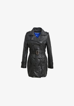Trench coat in pelle nera con bottoni doppiopetto, vita con cintura, alamari sulle spalle e una texture liscia. Presenta una fodera interna blu.