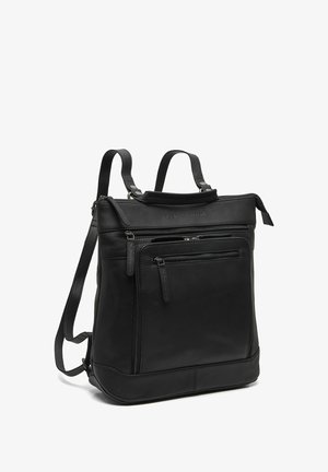 Zaino in pelle nera con due manici superiori, spallacci regolabili e più tasche frontali con cerniera, in posizione verticale.