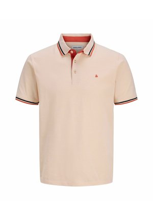 Beige kortermet poloshirt med rød, svart og hvit stripete krage og ermekant, tre knapper og liten rød brodert logo på brystet.