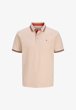 Tricou polo bej cu mâneci scurte, guler și manșete cu dungi roșii, negre și albe, cu trei nasturi și un mic logo brodat roșu pe piept.