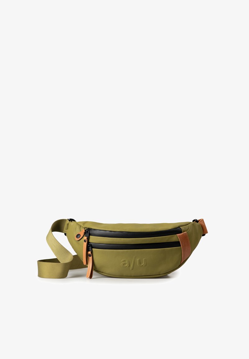 Marsupio in materiale verde oliva con una texture liscia, due cerniere nere, dettagli in pelle beige e un logo in rilievo sulla parte anteriore.