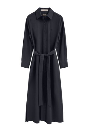 Czarna sukienka koszulowa z długim rękawem, kołnierzykiem, zapinana na guziki z przodu, z paskiem wiązanym w talii i subtelnym haftowanym logo na piersi.