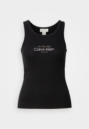 Must triibuline varrukateta tankitop, millel on valgete tähtedega rinnal trükitud "New York City Calvin Klein Established 1968".