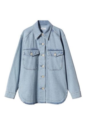 Chemise en denim bleu clair avec boutons, deux poches à rabat boutonnées sur le devant et manches longues.