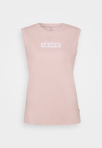 Růžové bavlněné tílko bez rukávů s kulatým výstřihem a bílým logem Levi's na přední straně. Hladká textura a uvolněný střih.