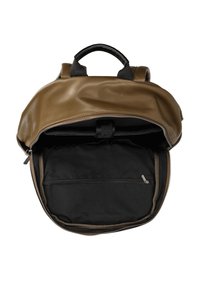 Mochila marrón, flexible, con parte superior curvada, interior negro y un bolsillo con cremallera. Presenta asas de transporte y un cierre de cremallera resistente.