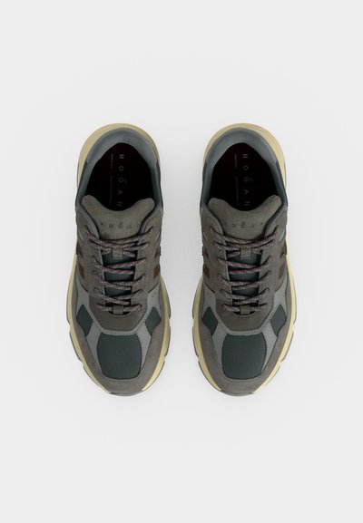 Paire de baskets gris et beige à lacets vue de dessus sur fond blanc