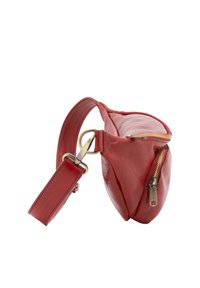 Rode leren handtas met gouden rits en verstelbare schouderband, zijaanzicht op een witte achtergrond.