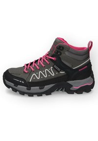 Grauer Wanderschuh mit pinken Akzenten, ausgestattet mit einem strukturierten Obermaterial aus Stoff, einer schwarzen Gummisohle und reflektierenden Details an den Seiten und der Zunge.