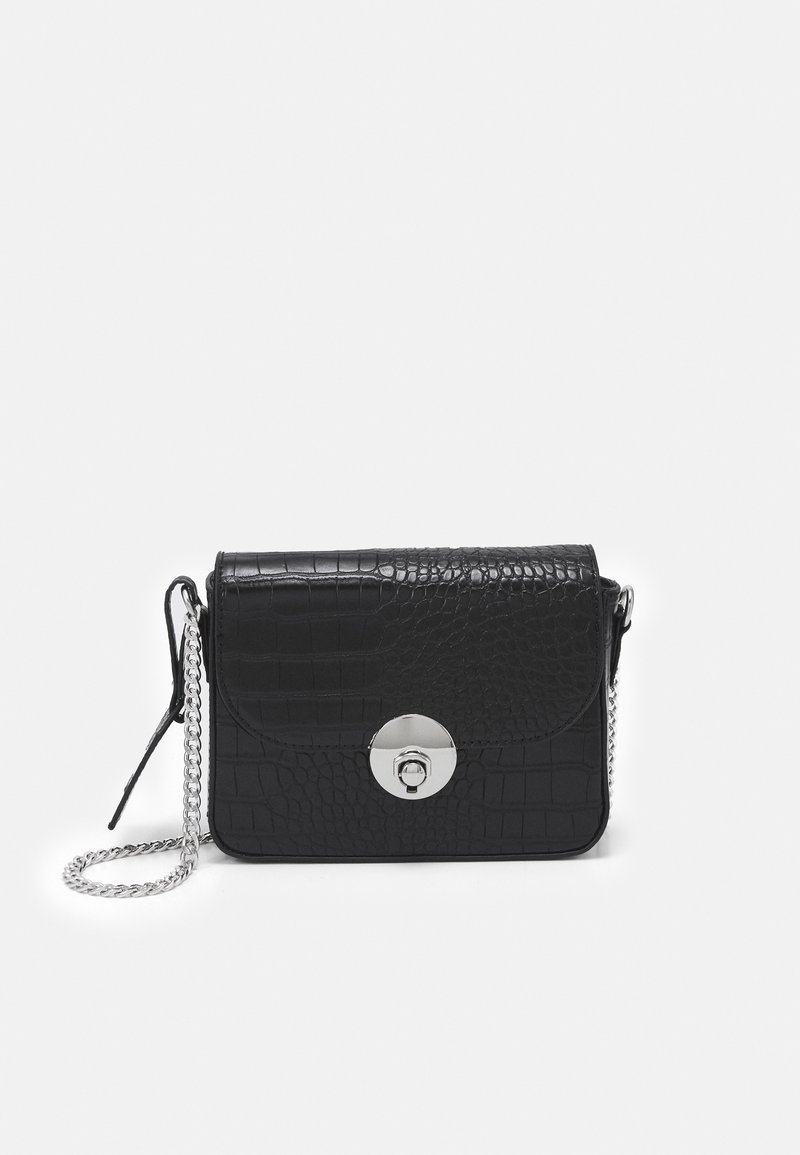 Borsa a tracolla in ecopelle nera con texture coccodrillo, hardware in tonalità argento e tracolla a catena. Presenta una chiusura a scatto circolare.