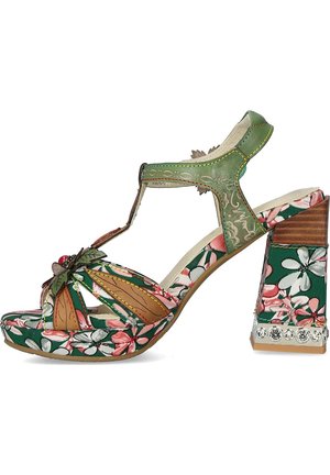 Sandalo con tacco alto in tessuto floreale, cinturini in pelle verde, tacco a blocco in legno, cuciture decorative e decorazioni con strass alla base del tacco.