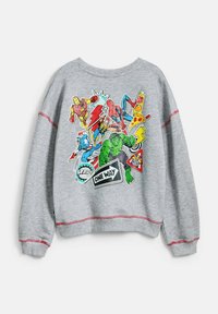 Harmaa college-paita, jossa on värikkäitä Marvel-hahmojen grafiikoita. Ominaisuudet punaiset tikkaus saumojen ja helman ympäri. Rentoutunut malli, pyöreä pääntie.