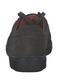 Baskets en suède gris foncé avec semelle en caoutchouc noire, col rembourré et doublure en maille orange. Elles sont dotées de lacets plats et d'accents de couture.