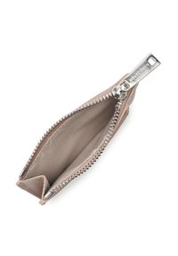 Pochette à monnaie carrée en cuir beige clair, dotée d'une fermeture éclair en métal argenté et d'une doublure intérieure lisse. Design compact avec une base triangulaire.