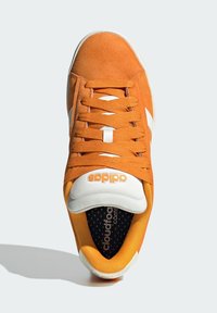 Zapatillas de ante naranja con lengüeta blanca, cordones naranjas y cuello acolchado, que cuentan con plantilla "cloudfoam comfort" y suela blanca.