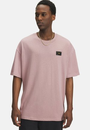Under Armour WOVEN LABEL HEAVYWEIGHT - Športne majice - tourmaline pink