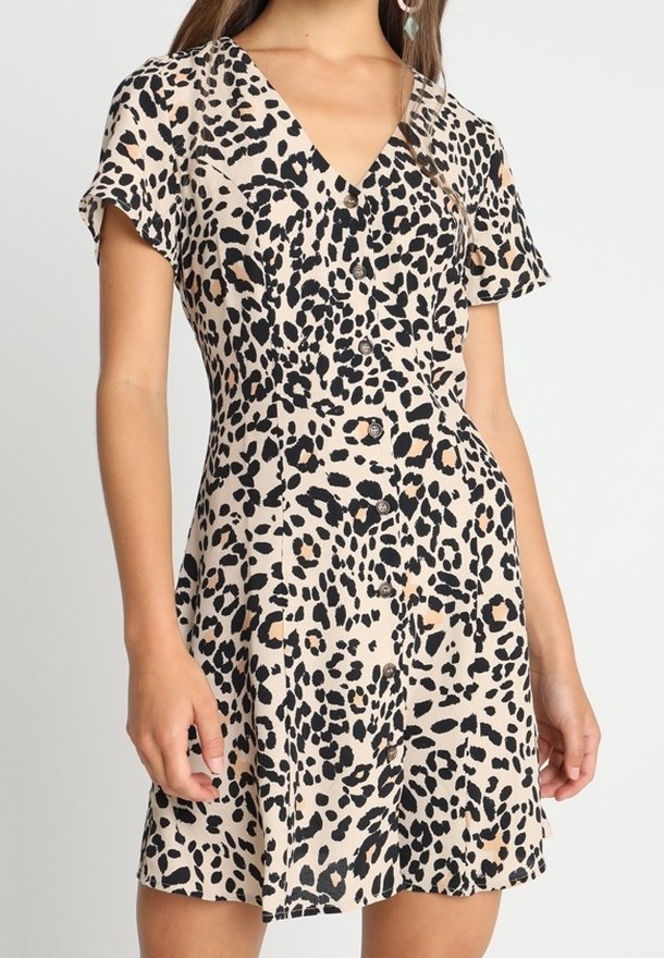 Abito in stampa leopardata realizzato in tessuto leggero, con maniche corte, scollatura a V e bottoni lungo la parte anteriore, con orlo svasato.