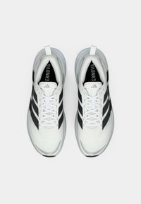 Λευκά αθλητικά παπούτσια με μαύρες ρίγες, διαθέτουν υφασμάτινο επάνω μέρος με υφή, σχεδιασμό με κορδόνια και ανακλαστική λεπτομέρεια στη φτέρνα.