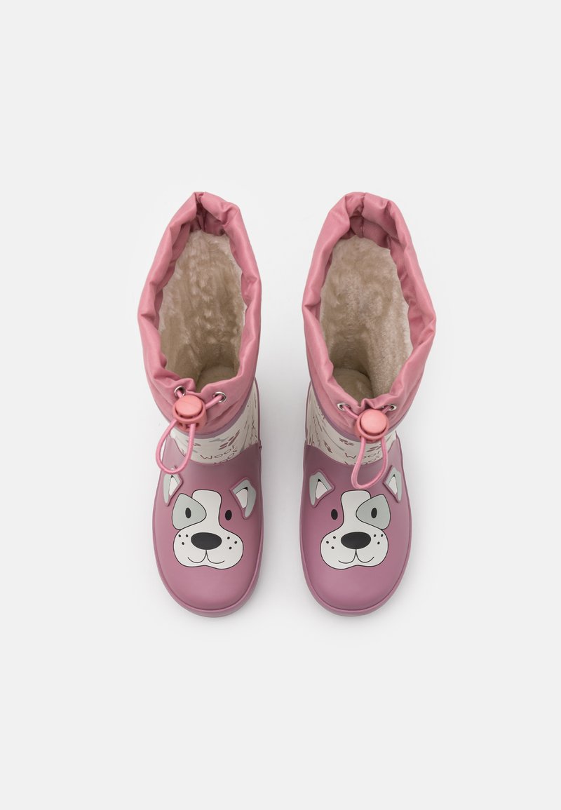 Bottes en caoutchouc roses avec un design de visage de chien, doublure intérieure en peluche, dessus blanc contrastant avec un cordon de serrage et des imprimés.