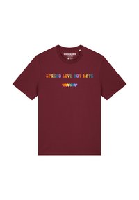 Bordeauxfarbiges Baumwoll-T-Shirt mit dem Text "VERBREITE LIEBE, NICHT HASS" in bunten Buchstaben, darunter eine Reihe von bunten Herz-Ikonen.