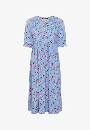 Lichtblauwe midi-jurk met rode en witte kersenprint, korte pofmouwen, ronde halslijn en gedetailleerde tailleplooien.