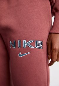 Nike Sportswear LOGO - Tepláky - red sepia