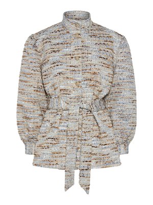 Blouse texturée en bleu, beige et marron avec un col montant, une fermeture boutonnée et une taille nouée. Manches bouffantes et motif rayé subtil.