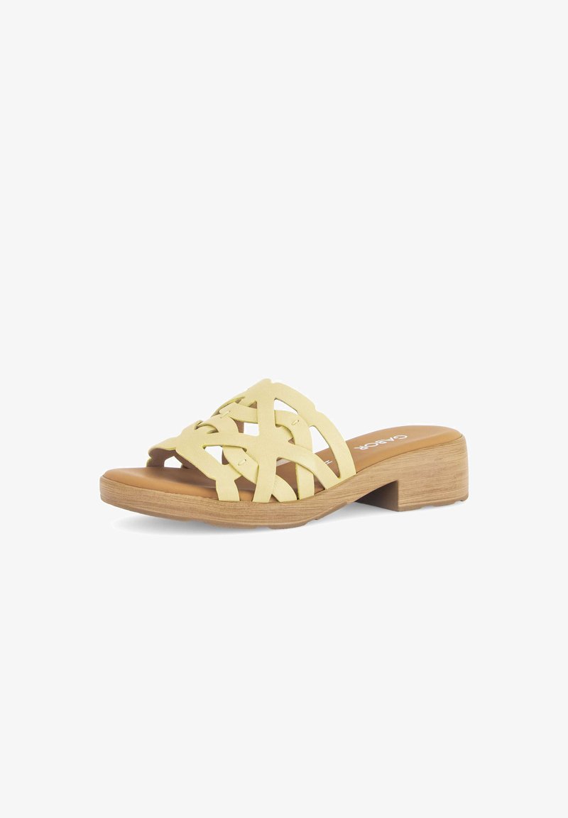 Sandale jaune à bout ouvert avec des brides en cuir tissé et un petit talon bloc en bois, présentée sur un fond blanc.