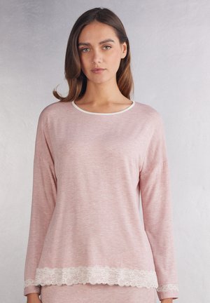 Roze long-sleeve top met een ronde halslijn en witte afwerking. Heeft een delicate kantaccent aan de zoom, gemaakt van zachte, lichte stof.