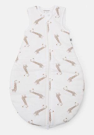 Sac de couchage léger en coton blanc avec des motifs de girafe marron, doté d'une fermeture éclair à l'avant et d'un design sans manches pour une utilisation facile.
