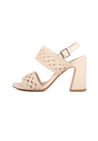 Sandal con tacco alto beige con cinturini superiori intrecciati, una base solida e una cinghia alla caviglia regolabile con fibbia argentata.