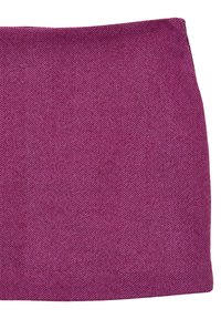 Borsa in tessuto viola con motivo a spina di pesce e superficie strutturata. I lati sono leggermente smussati per una forma rigida.