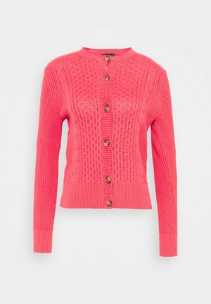 Heldere koraalroze gebreide cardigan met lange mouwen, kabel- en honingraatsteekpatronen, en zes ronde bruine knopen aan de voorkant.